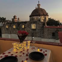 Cena romántica con vista a la catedral