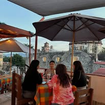 Personas disfrutando la vista desde la terraza